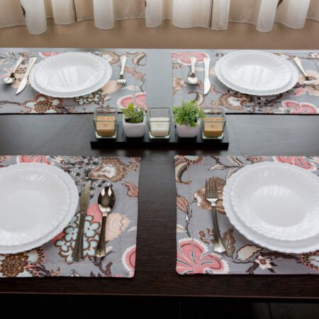 маса със светло сива покривка и цветя