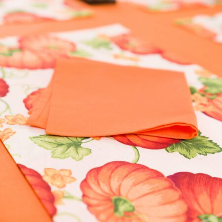 оранжева салфетка и покривка с тикви