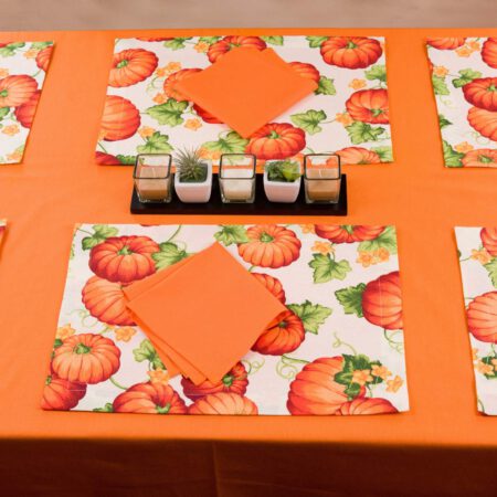 маса с оранжева покривка и подложки с тикви