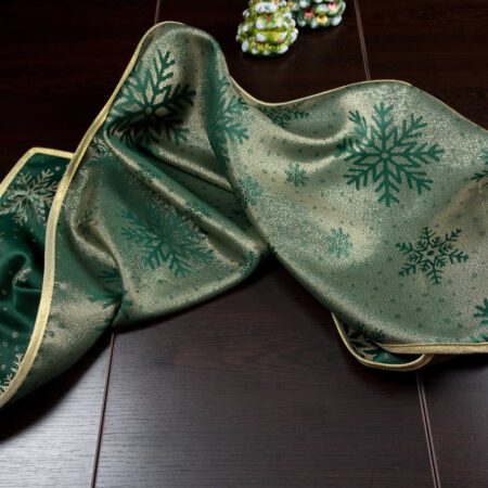 обратна страна на коледен тишлайфер в зелено и златисто