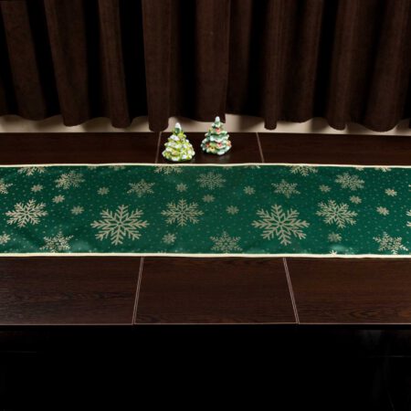 зелен коледен тишлайфер на маса и декорация