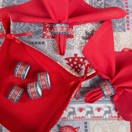 червени салфетки за маса и пръстени за салфетки