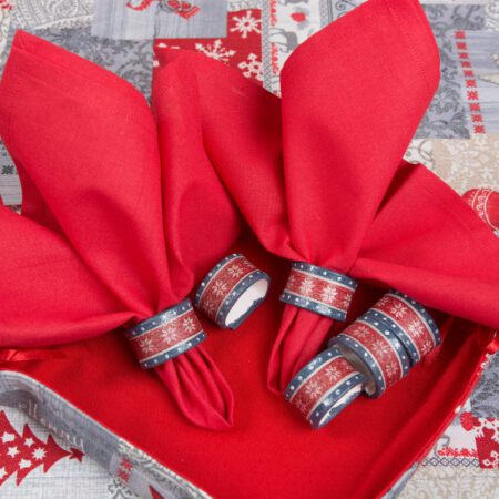 Коледен тишлайфер, коледен панер, червени платнени салфетки и коледни пръстени за салфетки