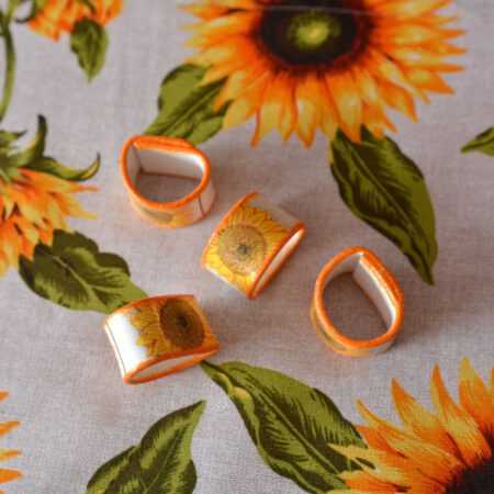 тишлайфер със слънчогледи и пръстени за салфетки със слънчогледи