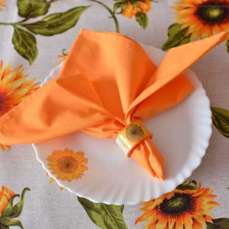 маса за хранене аранжирана със слънчогледи