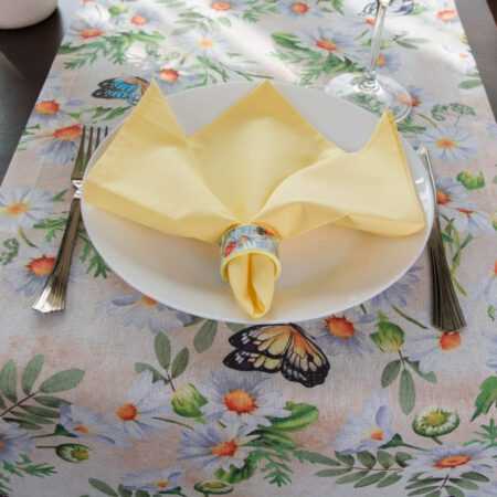 карес с маргаритки, платнена салфетка и ринг за салфетка с маргаритки