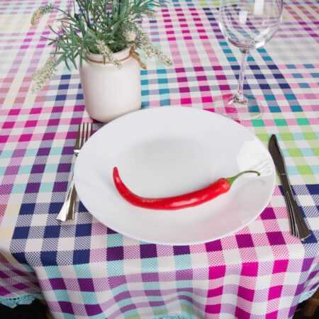 Кръгла покривка за маса каре и люта чушка - чили