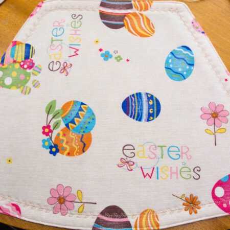 великденса подложка за хранене за кръгла маса