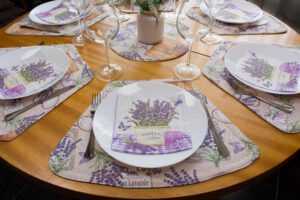 подложка за сервиране с цветя за кръгла маса