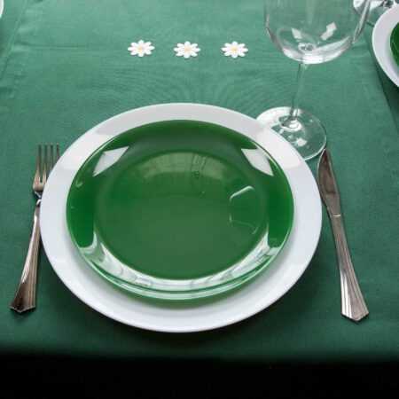 зелен тишлайфер с бродирани маргаритки, зелени подложки за хранене с бродирани маргаритки и зелени чинии