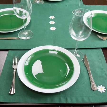 зелени тишлайфер и подложки за хранене с бели бродирани цветя