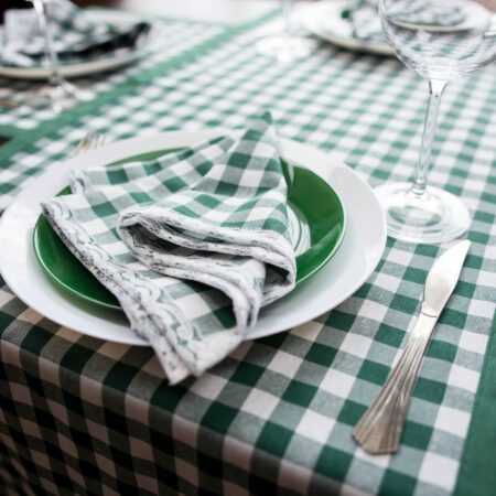 пролетна маса аранжирана в зелено и бяло