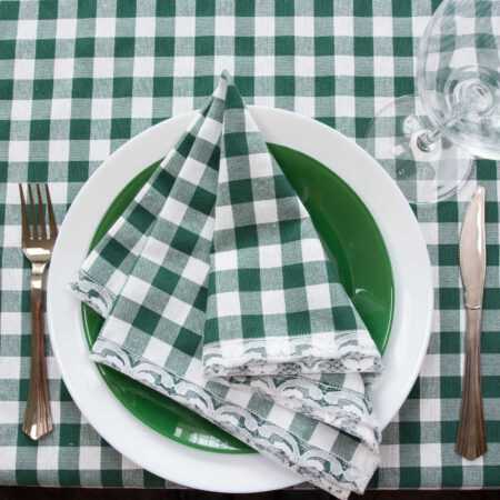 зелен кариран тишлайфер, зелена карирана салфетка, зелена чиния