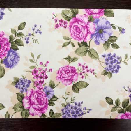Изчистена опкаова страна на правоъгълна подложка с лилави рози