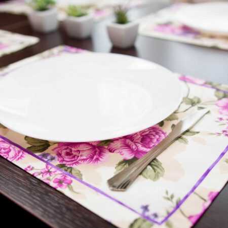 Подложка за хранене с рози в лилаво и розово и акцент лилава панделка