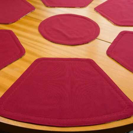 кръгла маса с червени подложки за хранене