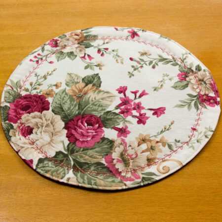 кръгла подложка за хранене с червени рози на светла маса