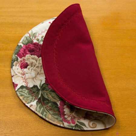 две лица на кръгла подложка за сервиране на светла маса