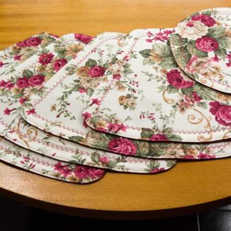 комплект подложки за хранене с червени рози за кръгла маса