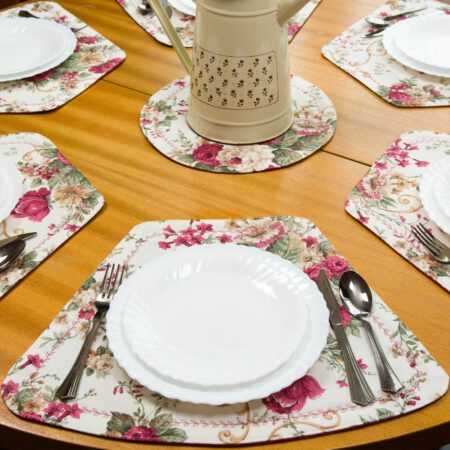 кръгла маса с подложки за хранене с червени рози