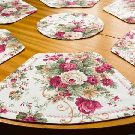 Подложки за сервиране с червени рози на кръгла маса