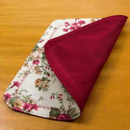 двулицеви подложки за сервиране с червени рози на светла маса