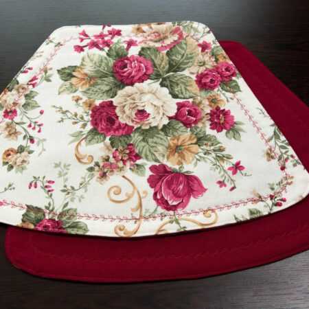 Комплект двулицеви подложки за хранене с червени рози на тъмна маса