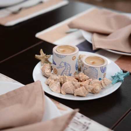 Маса ранажирана с подложки за хранене на морска тема