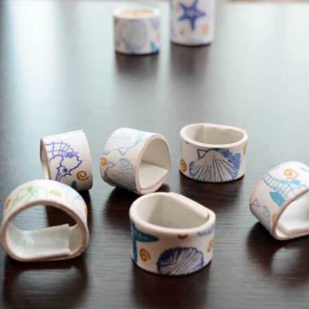 рингове за салфетки на с морски шарки фона на маса от тъмно дърво