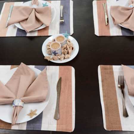 Маса сервирана с подложки за хранене в синьо и бежово