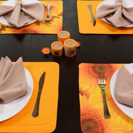 подложки за маса в топло жълто и декорация със слънчогледи