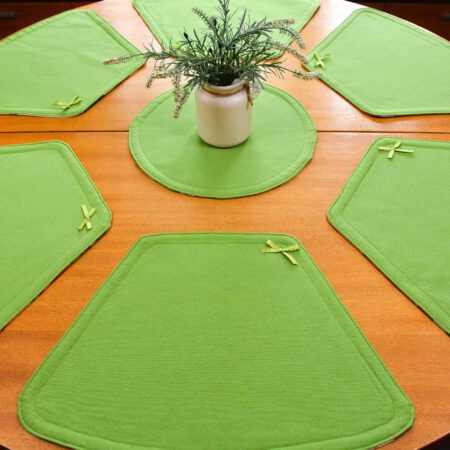 кръгла маса с подложки за хранене в тревисто зелено и панделка