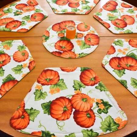 Кръгла маса с подложки за хранене с тикви