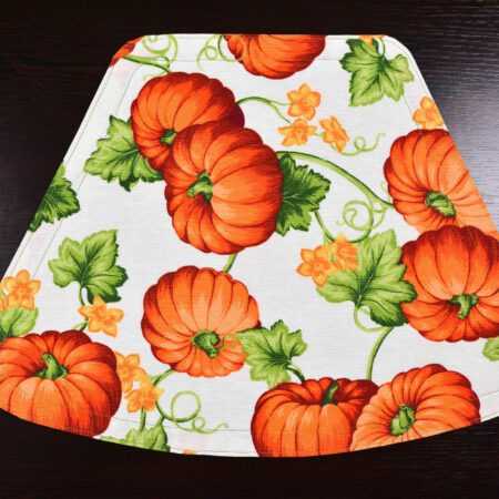 трапецовидна подложка за хранене за кръгла маса с тикви на тъмен фон