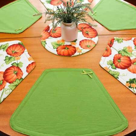 комбинация с двете страни на двулицеви подложки за хранене с тикви и тревисто зелено