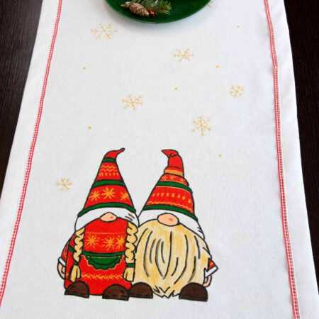 Коледен тишлайфер с ръчно рисувани гномове