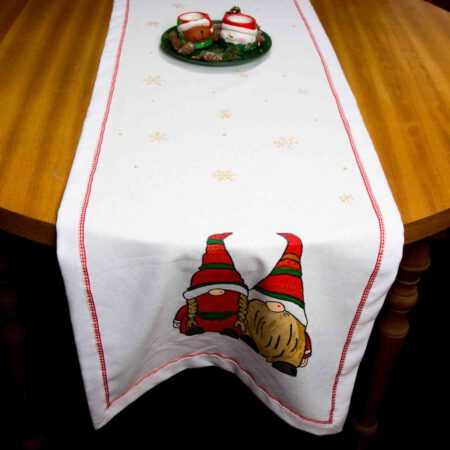 Коледен тишлайфер с гномове на кръгла маса