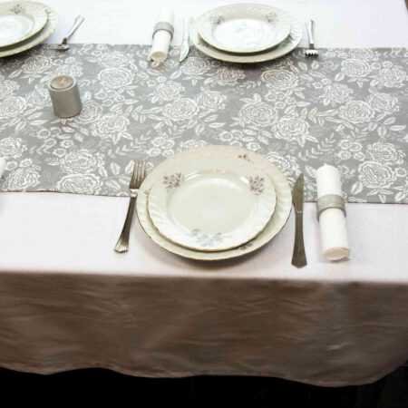 Правоъгълна маса в сиво и бяло с рози