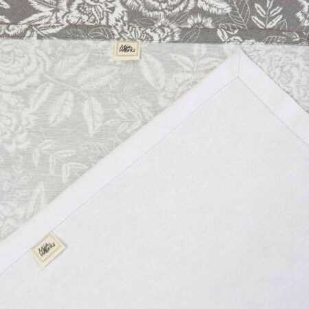 Обратна страна на бяла покривка и тишлайфер със сиви рози