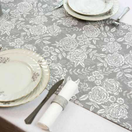 детайл от маса аранжирана в сиво и бяло