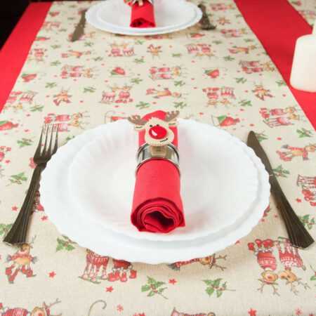 Коледна маса за двама с весели коледни еленчета