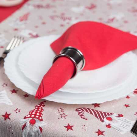 Място на масата сервирано с тишлайфер с коледни гномове