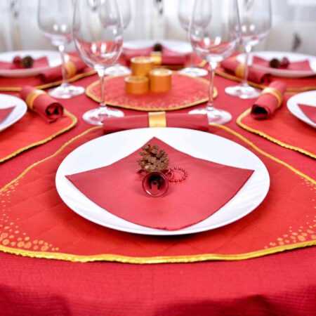 Коледна трапеза за шест души в червено и златно на кръгла маса