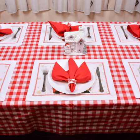 Коледна маса в червено каре