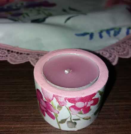 Предна страна на нисък гипсов свещник с цветя в нежни тонове