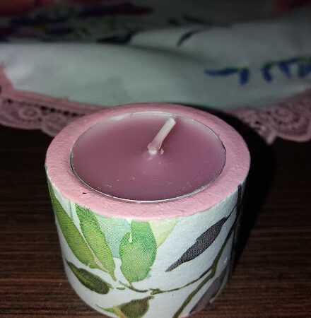 Задна страна на нисък гипсов свещник с цветя в нежни тонове