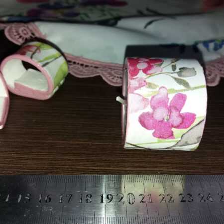 Размер на нисък гипсов свещник с цветя в нежни тонове