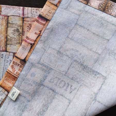 Опакова страна с етикет и подгъв на тишлайфер за маса