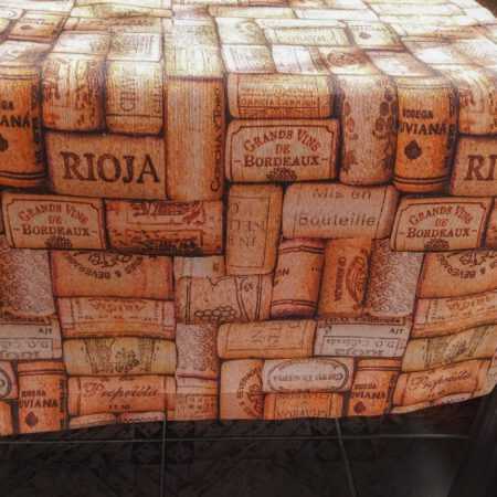 Рънър с коркови тапи, висящ от ръба на масата