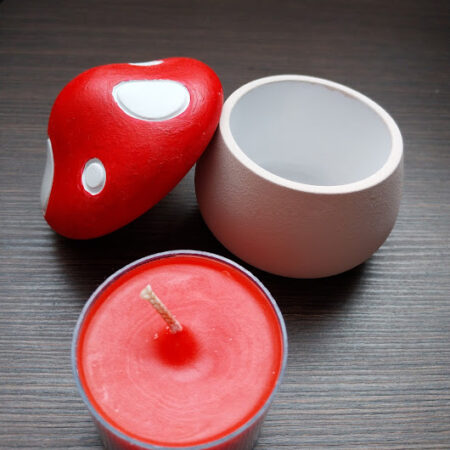 Гипсова червена гъбка за декорация и червена свещ